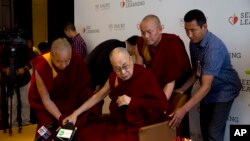 达赖喇嘛2019年4月4日在新德里对教育工作者说，他一直寻求以大家都能接受的方式解决西藏问题。