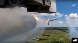На цій фото, за даними росіян, штурмовик російських ВПС запускає ракету під час польоту над Україною. Фото: Міноборони Росії/ via AP