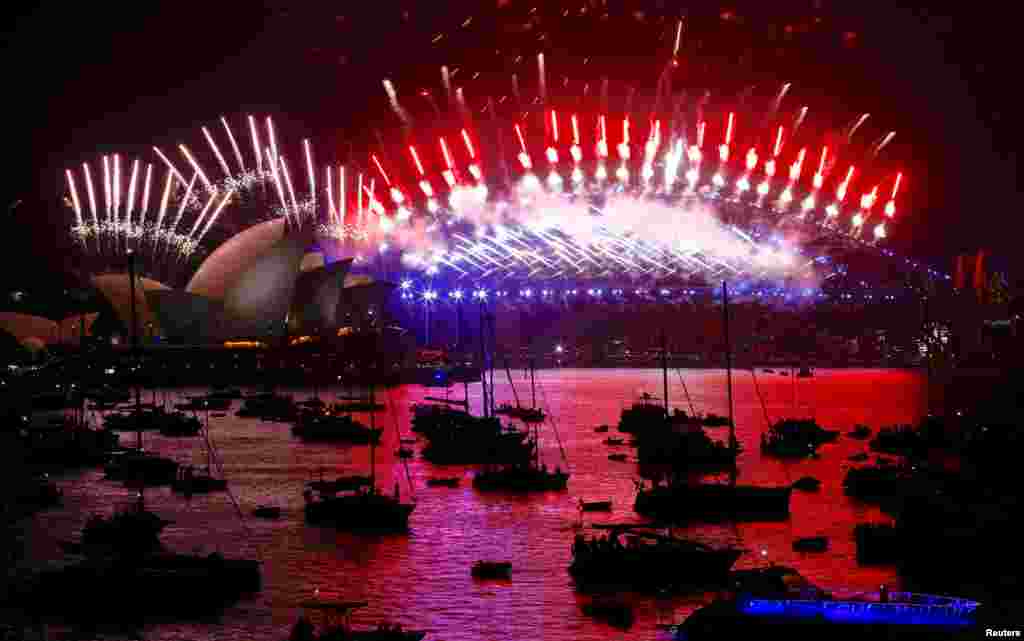 2018年1月1日，在澳大利亚悉尼港举行的新年庆祝活动中，烟花照亮了悉尼歌剧院、海港大桥和海面。