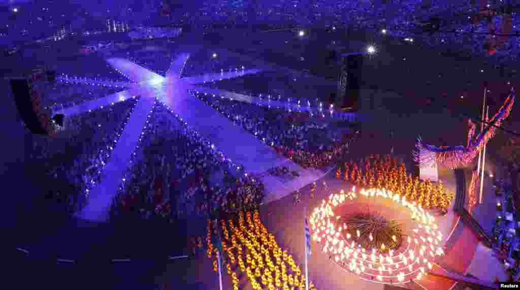 Ngọn lửa Olympic đang tắt dần trong lễ bế mạc Olympic London 2012 tại sân vận động Olympic, ngày 12/8/2012