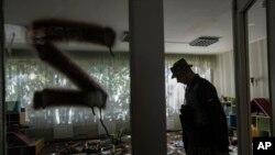 Фото: український військовий в щойно звільненому селі Капітолівка поблизу міста Ізюм. Фото 25 вересня 2022 року. Дослідження АР встановило, що росіяни широко застосовували катування в Ізюмі. 