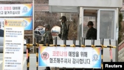 韩国大邱的一个军事基地检查站，士兵戴上口罩预防感染新冠病毒(2020年2月26日)