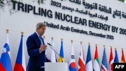 美国气候问题特使克里2023年12月2日在联合国气候峰会一个有关提升核能的会议上发言。