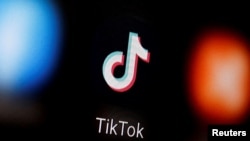 资料照 - 一智能手机上显示的TikTok应用程序标识。