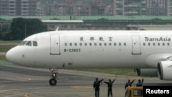 台湾复兴航空公司一架客机在台北松山机场准备起飞。