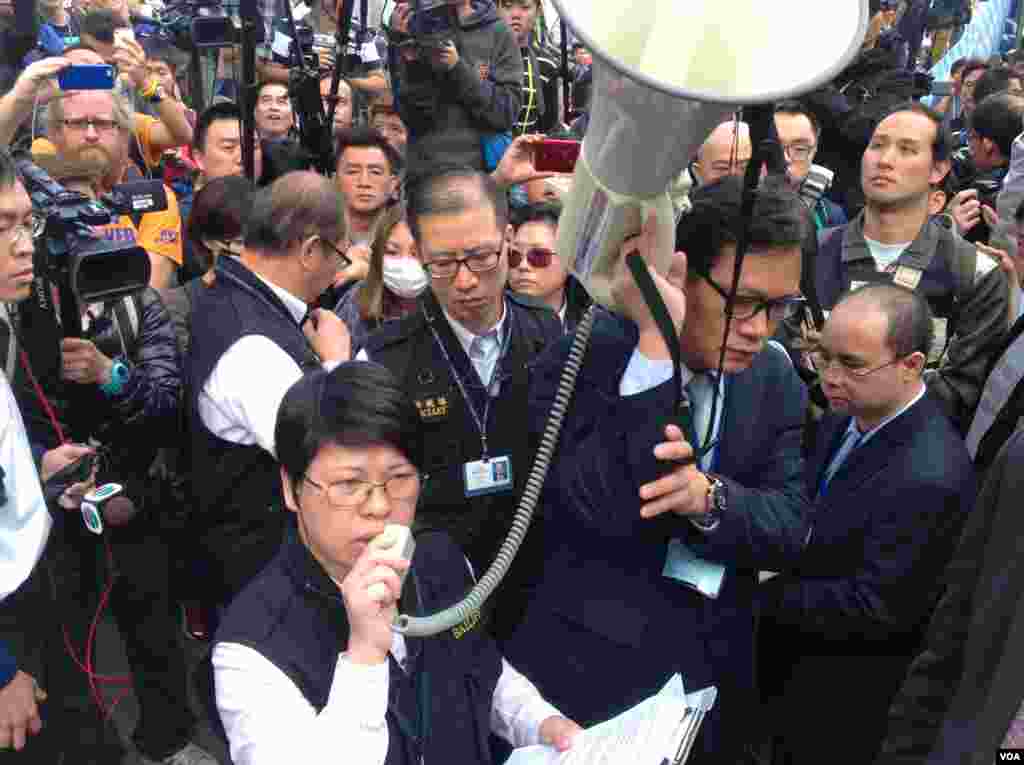 高等法院执达主任在金钟中信大厦展开清理障碍物行动(美国之音海彦拍摄)