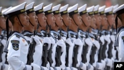 资料照：在天安门广场接受检阅的中国海军士兵。(2019年10月1日)
