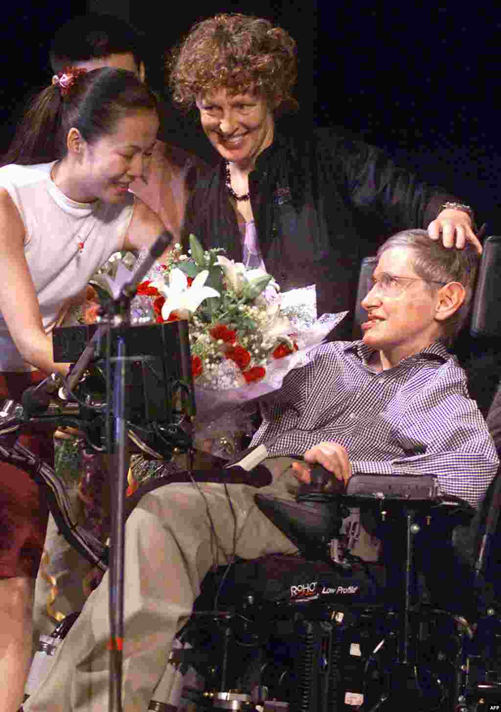 2002年8月18日,世界著名物理学家、英国人斯蒂芬·霍金在北京演讲后收到一束鲜花。霍金曾三次访问中国,登过长城。2018年3月中旬,英国著名物理学家霍金逝世