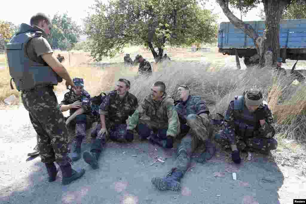 Бійці батальйону "Азов" на КПП біля міста Маріуполь.