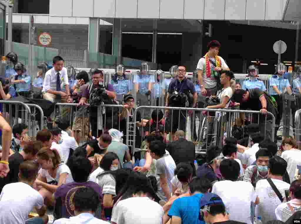 数千香港市民云集政府总部声援被困公民广场学生(美国之音图片/海彦拍摄)