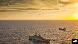 Tàu chiến của Thụy Điển hộ tống một tàu chở hàng ngoài khơi bờ biển Somalia