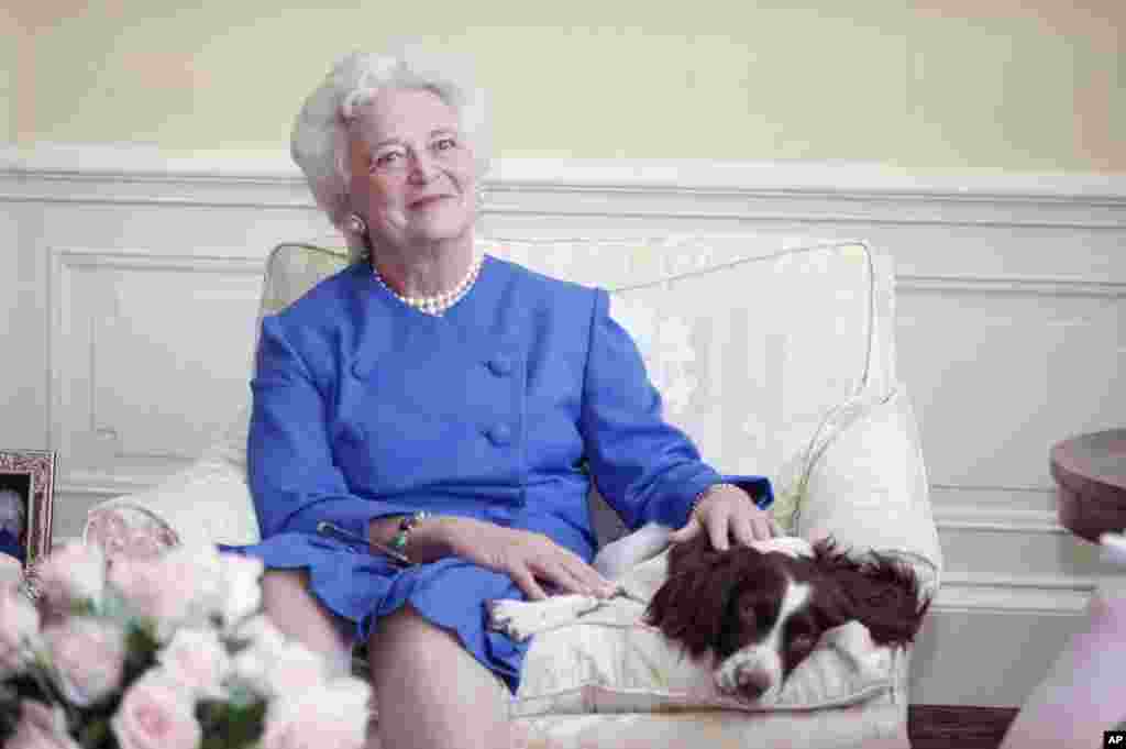 1990年,美国前第一夫人芭芭拉·布什和她的爱犬米莉。