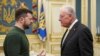 Спеціальний представник США з питань України та Росії Кіт Келлог і президент України Володимир Зеленський розмовляють під час зустрічі в Києві, 20 лютого 2025 р. (Фото: AP Photo/Євгеній Малолєтка)