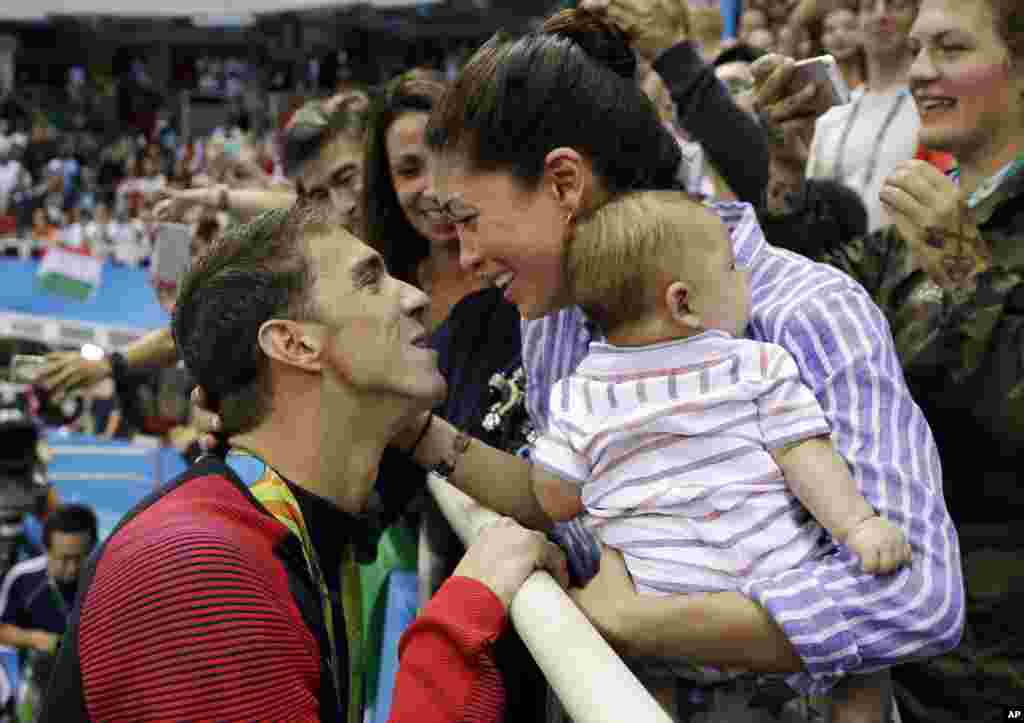 在2016年8月9日的夏奥会上,美国选手迈克尔·菲尔普斯(Michael Phelps)在赢得金牌后和他的未婚妻Nicole Johnson 和婴儿分享喜悦。这位游泳健将将在美国探索频道下个月的“鲨鱼周”同鲨鱼比赛游泳。