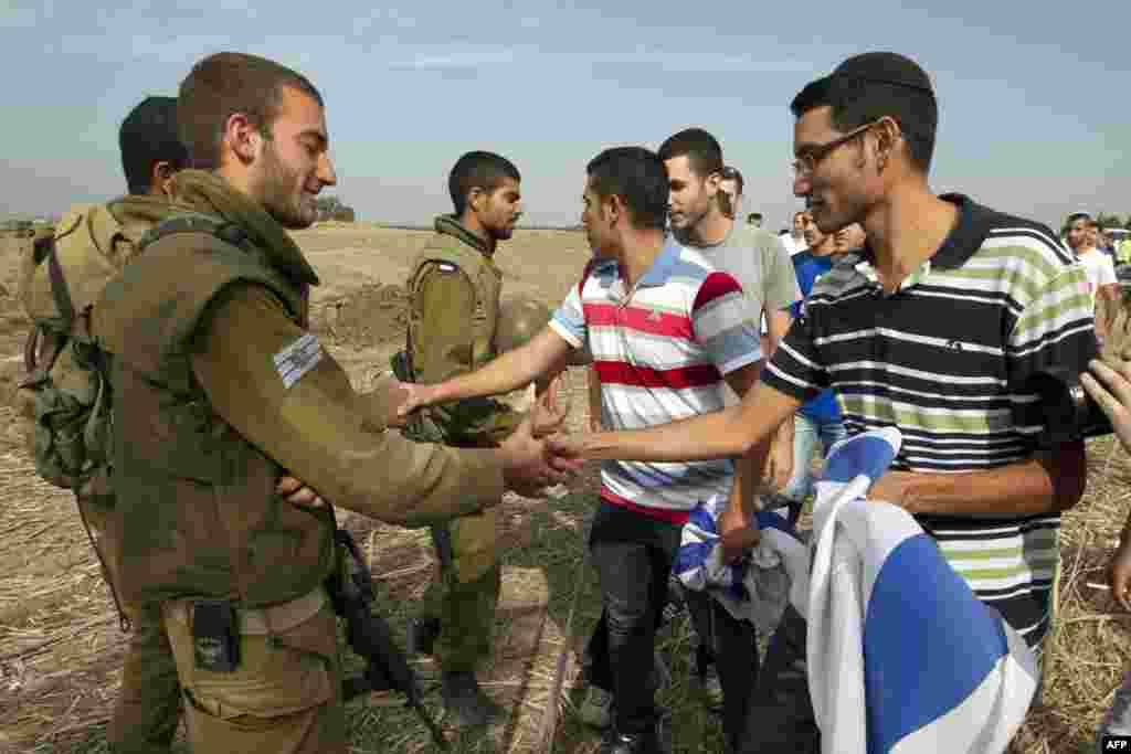 Người dân Israel đến ủng hộ và tặng quà cho binh sĩ trong thành phố Ashdod, ngày 18/11/2012.