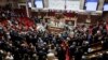Законодавці Національних зборів Франції аплодують президенту України Володимиру Зеленському під час його виступу, 7 червня 2024. AP Photo//Thomas Padilla