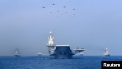 中国海军2018年4月12日在南中国海举行演习。