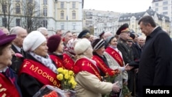 Tổng thống Ukraina Viktor Yanukovich chào đón các cựu chiến binh trong một buổi lễ để đánh dấu ngày giải phóng khỏi Đức Quốc xã trong Thế chiến thứ Hai và cũng là ngày bầu cử quốc hội ở Kiev, 28/10/2012