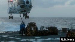 美国海军约翰·麦凯恩号导弹驱逐舰在南中国海巡航 （美国海军照片 资料照片）