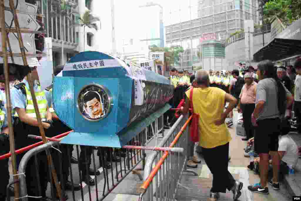 香港社会民主连线等团体抬棺游行遭警方阻止和强行清场(美国之音海彦拍摄)