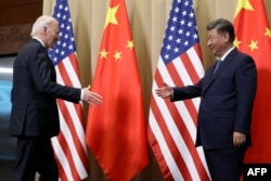 Президент США Джо Байден тисне руку голові Китаю Сі Цзіньпіну на полях саміту Азійсько-Тихоокеанського економічного співробітництва в Лімі, Перу, 16 листопада 2024. Pool/AFP
