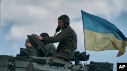 Українські танкісти біля Бахмута, 12 травня 2023 р. AP Photo/Libkos