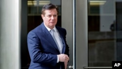 Пол Манафорт виходить з будівлі суду у Вашингтоні у лютому, коли на нього наклали домашній арешт і взяли $10 мільйонів застави.