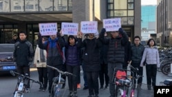 十来名北京大学学生2018年12月28日在校园示威，抗议学校当局改组北大马克思主义学会领导层。他们举着“要工农之马会，不要官僚之马会”，“坚决抗议改组”等标语。