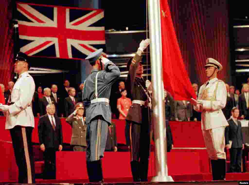 1997年7月1日，中国军人在香港升起国旗，标志着香港在英国统治156年后回归中国。