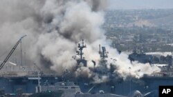 灭火行动继续在美国海军“好人理查号”( USS Bonhomme Richard )两栖攻击舰上展开。(2020年7月14日)