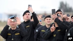 Повітряна поліція діє для безпеки союзників, кажуть у НАТО на фоні посилення ППО на східному фланзі альянсу через війну Росії проти України. На фото: солдати НАТО фотографують винищувачі Eurofighter на авіабазі в Кокуве, Албанія, 4 березня 2024 р. AP Photo/Armando Babani