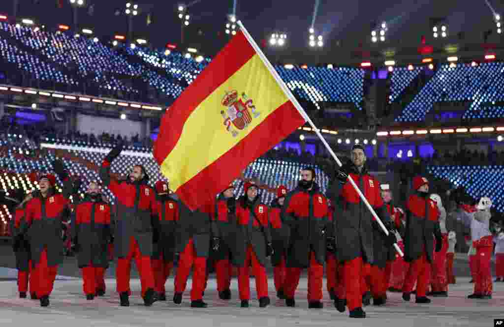 Лукас Егуібар несе прапор Іспанії під час церемонії відкриття Зимових Олімпійських ігор 2018 в Пхйончхані. Південна Корея, 9 лютого, 2018 