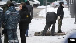 Слідчі працюють на місці вибуху, внаслідок якого загинули командувач військами хімічного, біологічного та радіаційного захисту РФ Ігор Кириллов і його помічник, Москва, 17 грудня 2024 року. (Фото Олександра НЕМЕНОВА / AFP)
