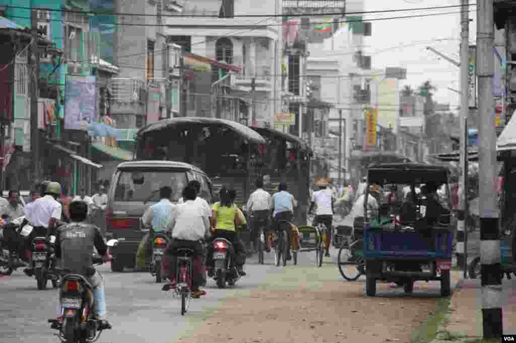 2012年11月,在缅甸若开邦实兑(Sittwe)繁忙的公路干线上,可以看到一卡车一卡车的军人。(D. Schearf/VOA)
