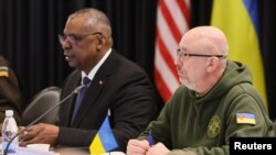Міністр оборони США Ллойд Остін і міністр оборони України Олексій Резніков, авіабаза Рамштайн, архів.