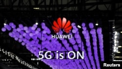 上海举行的世界移动通信大会上华为标识和5G的标志。（2019年6月28日）