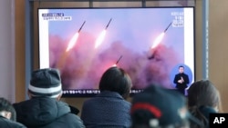 韩国首尔火车站的民众在观看朝鲜再次发射火箭的电视新闻。（2020年3月9日）