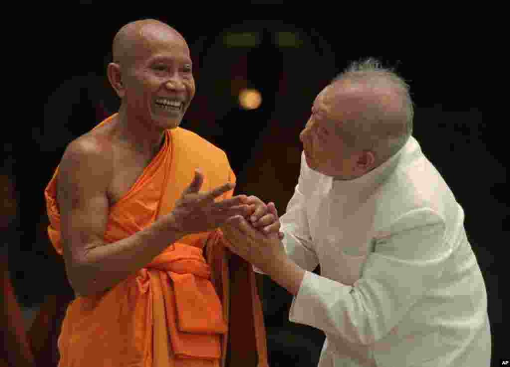 Cựu quốc vương Sihanouk chào từ giã một nhà sư ở Siem Reap, ngày 1/9/1997