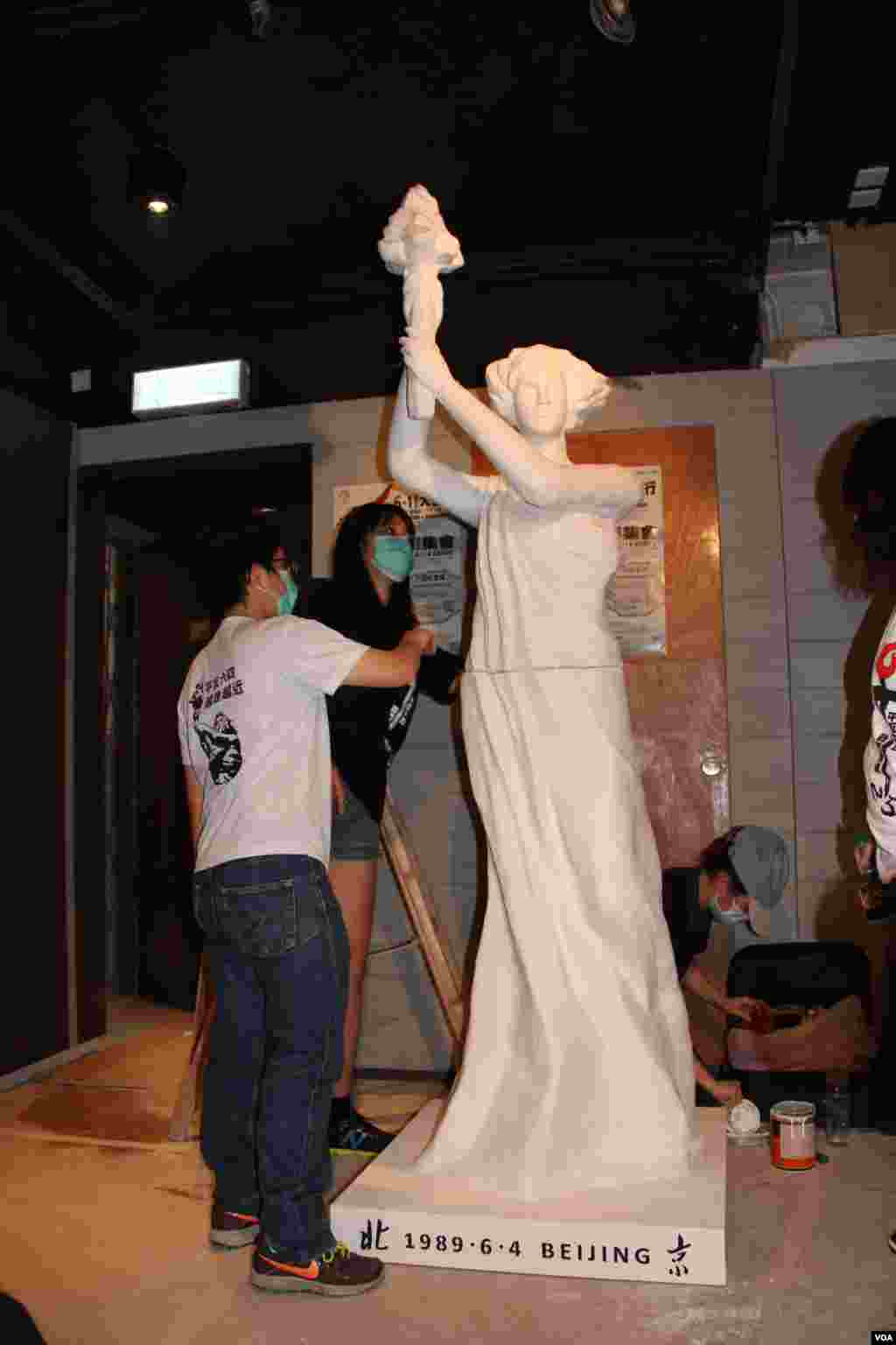 香港支联会将民主女神像运送到六四纪念馆竖立(美国之音图片/海彦拍摄)