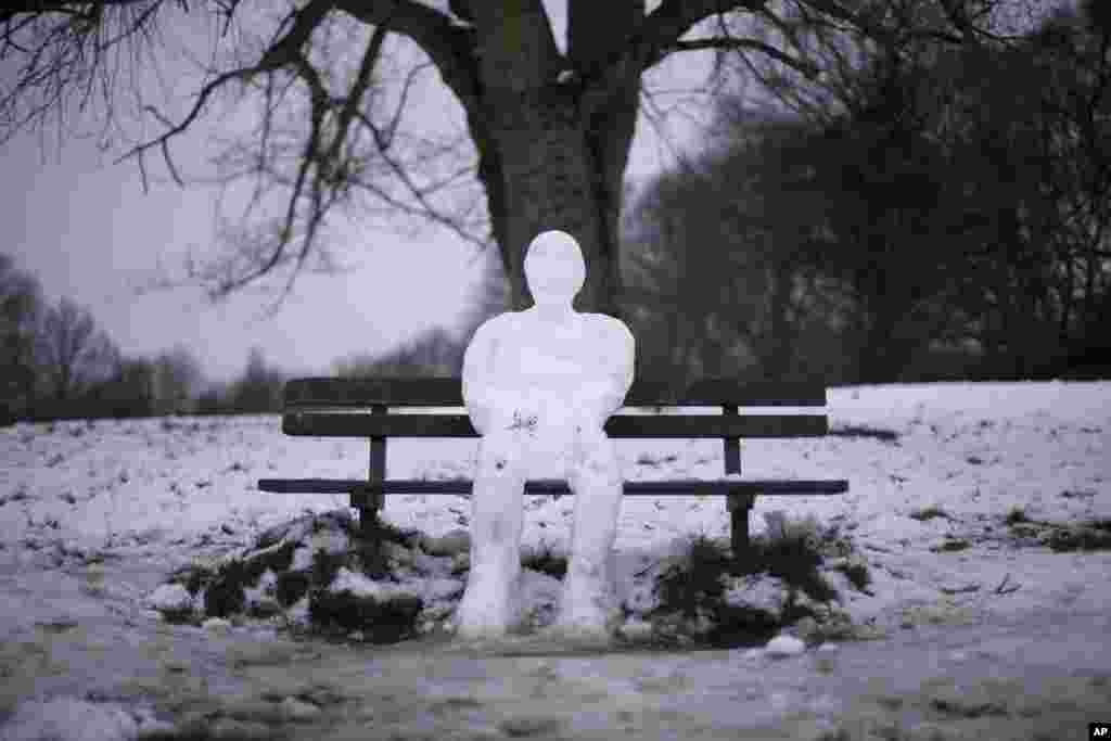 Một người tuyết được đặt trên chiếc ghế dài trong công viên Hampstead Heath ở London. (AP)
