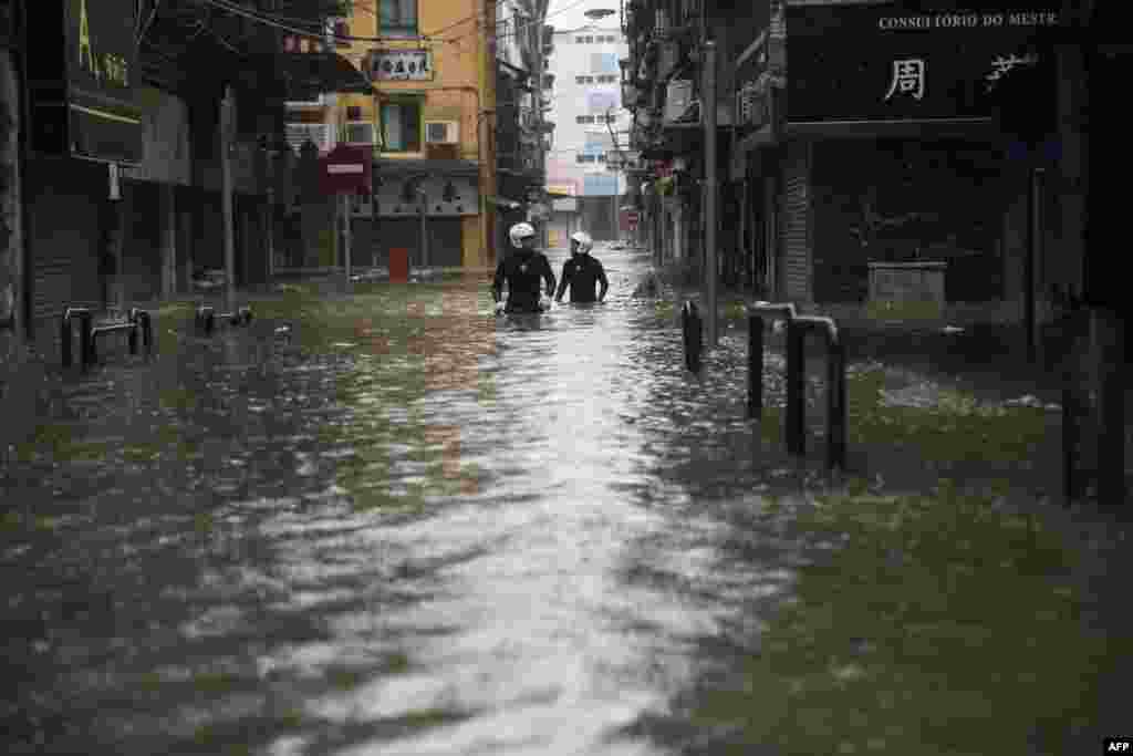 2018年9月16日,澳门遭遇超强台风山竹,救援人员在行动中穿越街上洪水。