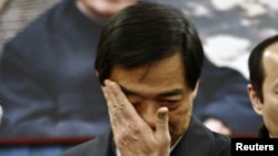 2007年1月17日原重庆市共产党党委书记薄熙在北京薄一波灵堂抹眼泪。