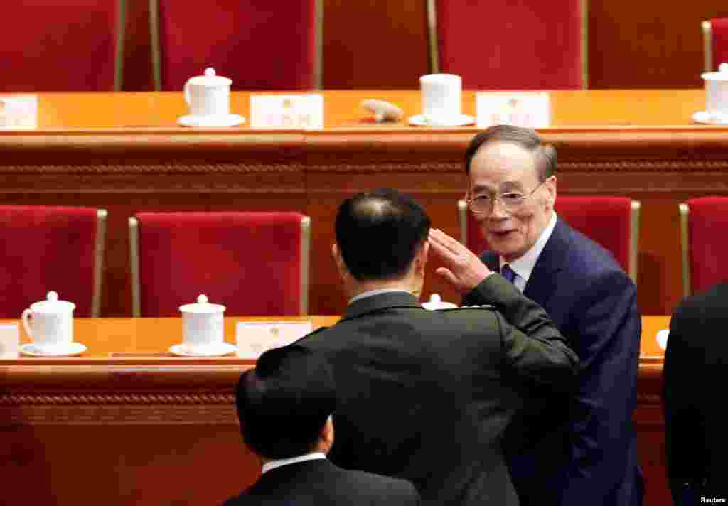 2018年3月5日,人大代表王岐山(右)在人大开幕式之后离开时,即将卸任的中国国家军委副主席范长龙上将向并无军职、当时也没有官职的王岐山敬军礼。这不寻常的举动引发种种解读、猜测、戏说。