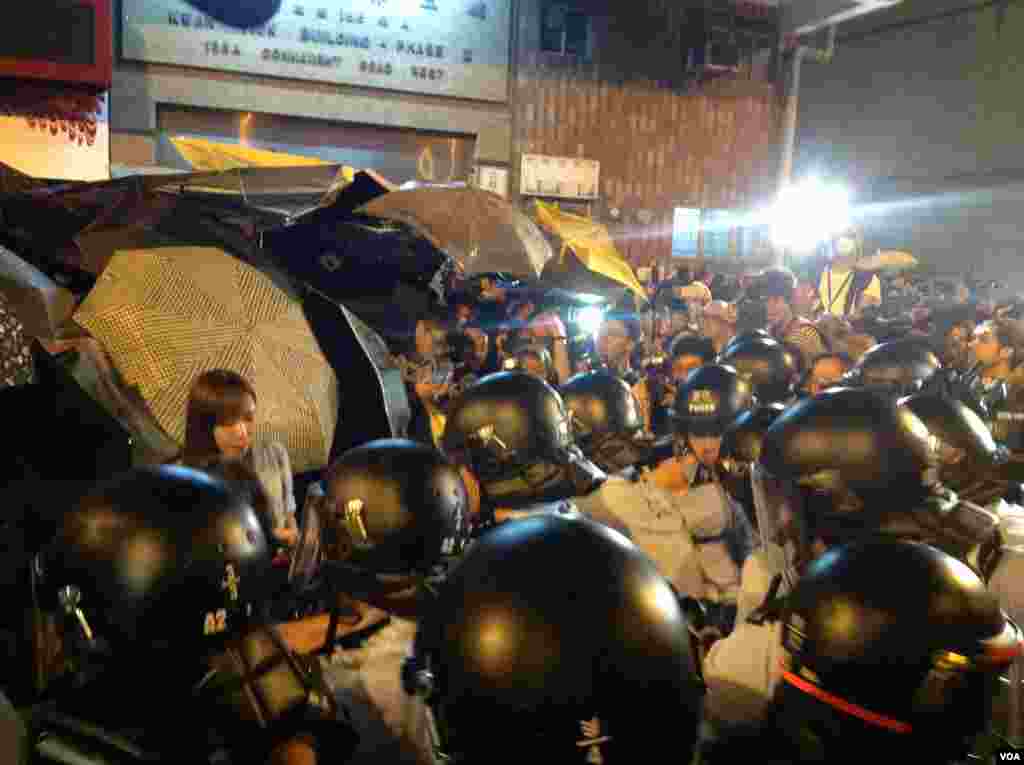 8点半左右,示威者手举雨伞再次冲击警方防线,警方则狂喷辣椒喷剂还击。警方调派大批警员增援,并将配备防暴头盔的警员派至一线与示威者对峙。警方不断呼吁示威者保持冷静,不要冲击警方防线,要求示威者尽快离开。