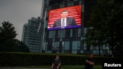 中国一百货店的电视屏幕显示中国国家主席习近平5月21日出席中国人民政治协商会议全国委员会（简称全国政协）会议开幕式。
