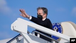 美国国务卿布林肯2022年1月18日外访时向机场送行者挥手（美联社资料照）