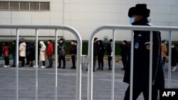 北京市民排队接受新冠病毒核酸检测。（2022年1月31日）
