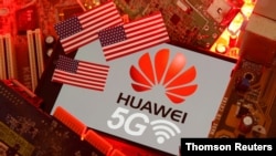 资料照片：个人电脑母板上的美国国旗、华为和5G网络示意图。(2020年5月6日)