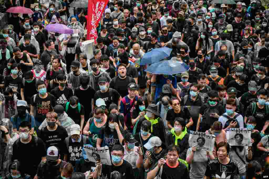 抗议者不顾警察禁令在渣打花园集会并呼喊口号。(2019年8月31日)