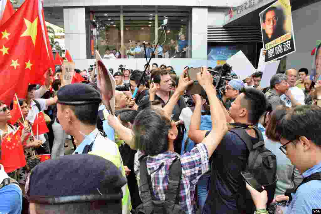 香港支联会游行要求北京释放刘晓波,有亲北京人士到场指骂,由警员分隔两批示威者。(2017年6月29日,美国之音汤惠芸拍摄)
